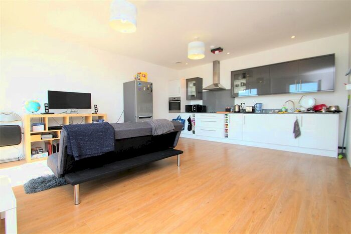 2 Bedroom Flat To Rent In Buckingham Gardens, Slough, SL1