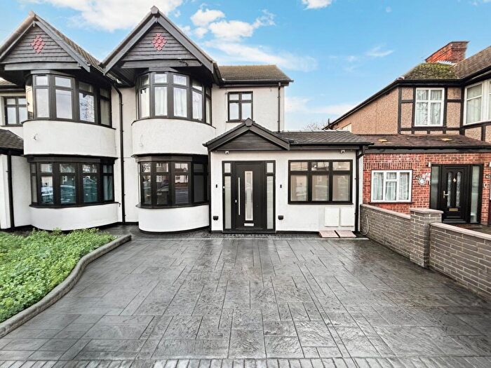 2 Bedroom Flat To Rent In Flat, Kenton Lane, Harrow, HA3