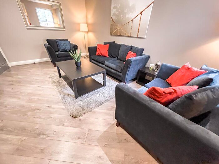 6 Bedroom Terraced House To Rent In Birstall Road, L6