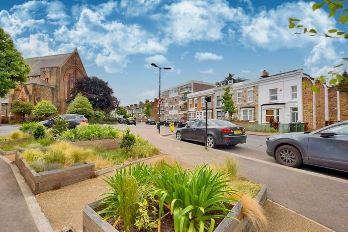 2 Bedroom Flat To Rent In Woodhouse Road, Leytonstone, E11