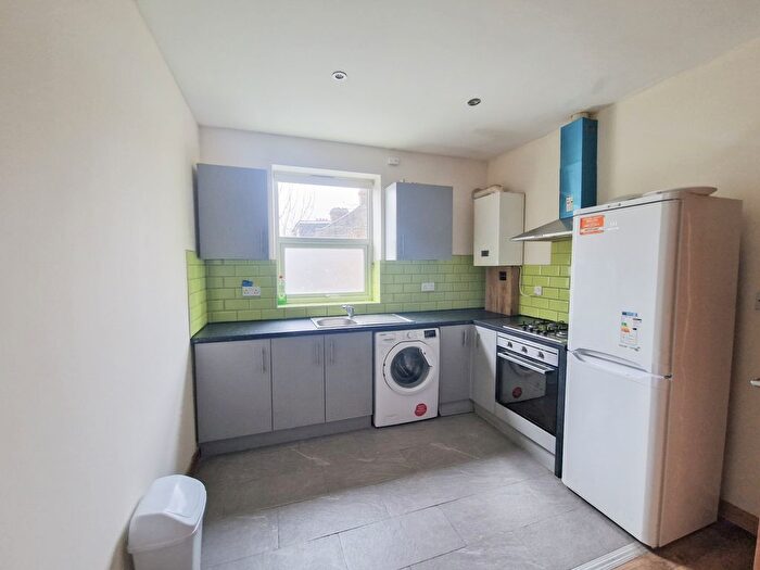 3 Bedroom Flat To Rent In Richmond Road, Ilford, IG1