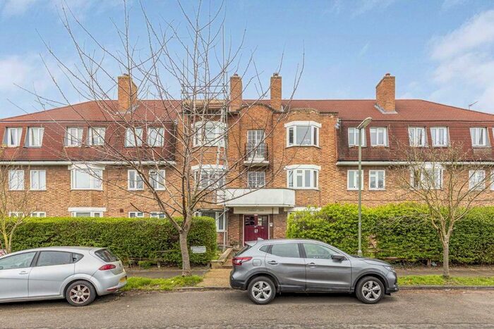 3 Bedroom Flat To Rent In Oakhall Drive, Sunbury-On-Thames, TW16