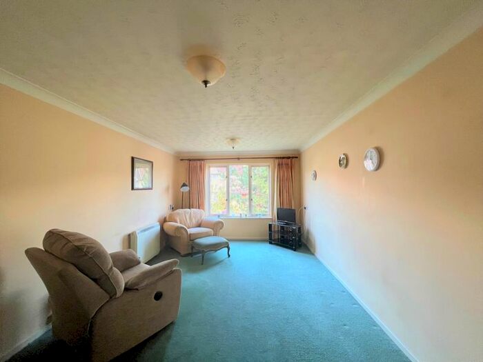 1 Bedroom Property To Rent In Hertswood Court, Hillside Gardens, Barnet, EN5
