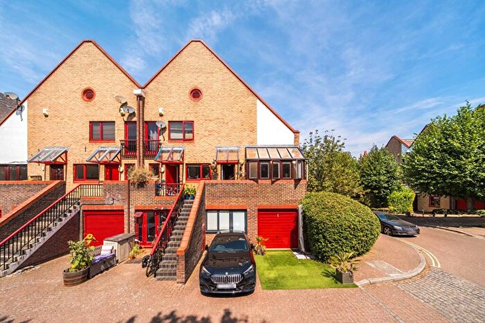 2 Bedroom Flat For Sale In Bywater Place, Surrey Quays, London, SE16