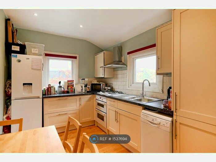 3 Bedroom Flat To Rent In Queens Road, London, SW19