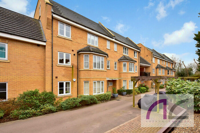 2 Bedroom Penthouse To Rent In Bayswater Close, Palmers Green, N13