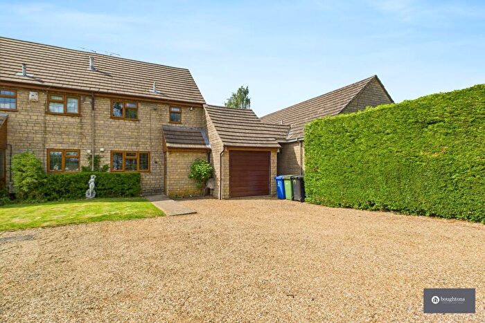 3 Bedroom Semi-Detached House For Sale In Brackley Road, Croughton, NN13