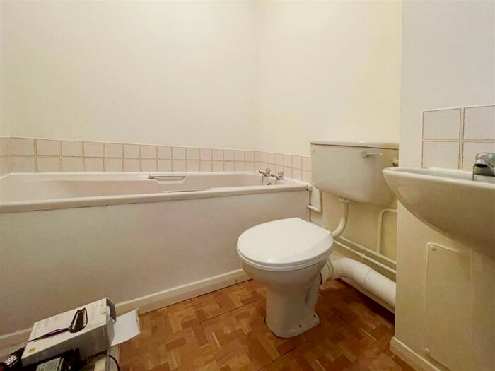 Flat To Rent In Conway Gardens, Grays, RM17