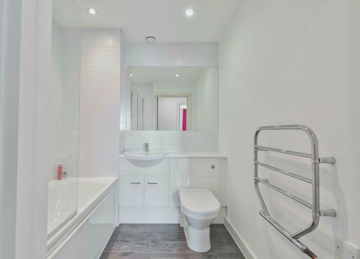 2 Bedroom Apartment To Rent In Queensway, Redhill, RH1