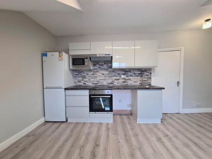 2 Bedroom Flat To Rent In Dunsmure Road, London, N16