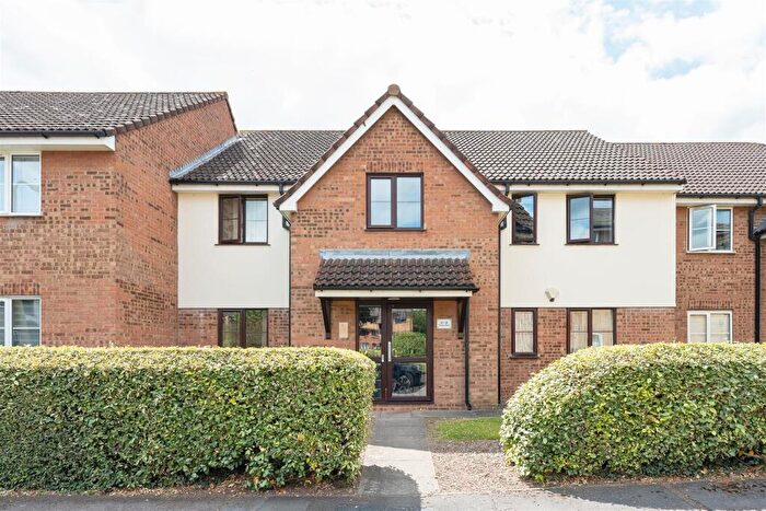 2 Bedroom Apartment For Sale In Thurlow Close, Highams Park, E4