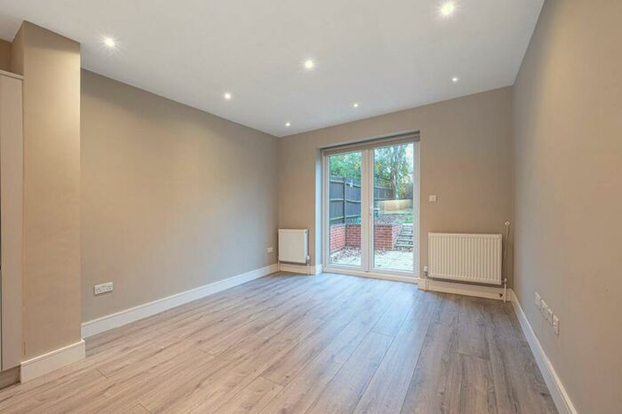 2 Bedroom Flat To Rent In Park Road, East Barnet, Barnet, EN4