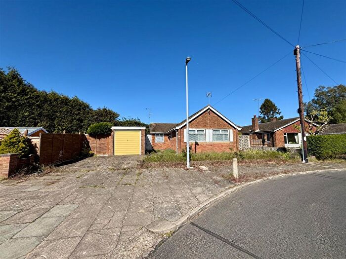 2 Bedroom Semi-Detached Bungalow For Sale In Sedbury Close, Luton, LU3