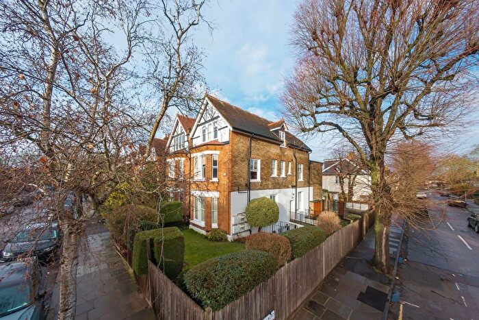 2 Bedroom Flat To Rent In Pagoda Avenue, Richmond, Surrey, TW9