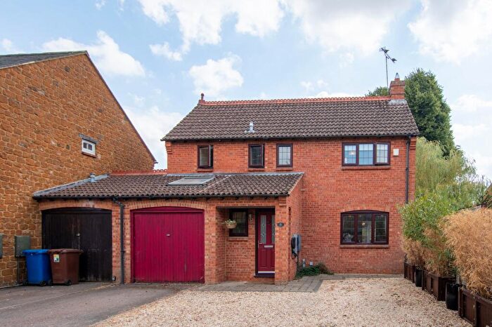 3 Bedroom Link Detached House For Sale In Adderbury Court, Adderbury, OX17