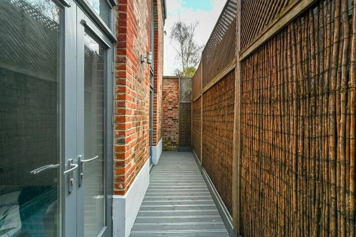 1 Bedroom Flat To Rent In Quiet Way, Kew, Richmond, TW9