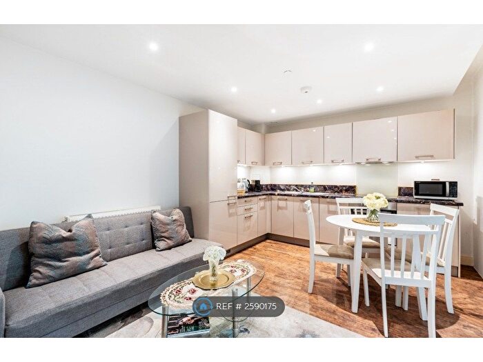 3 Bedroom Flat To Rent In Valetta House, London, SW11