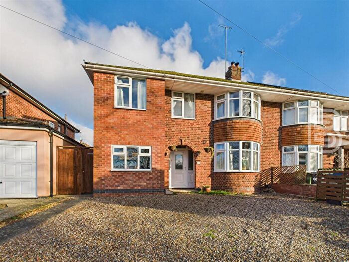 4 Bedroom Semi Detached House For Sale In Shakespeare Gardens, Rugby, CV22