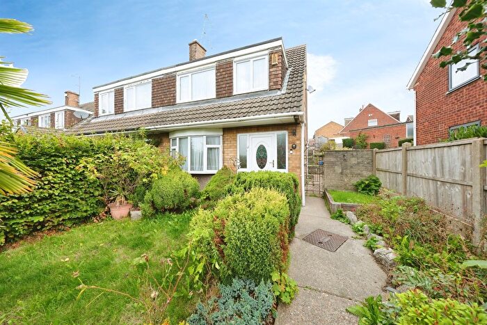 3 Bedroom Semi-Detached House For Sale In Brockwell Lane, Chesterfield, S40