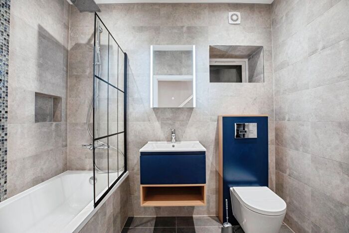 2 Bedroom Flat To Rent In Limes Grove, Lewisham, SE13