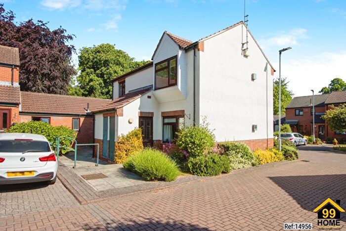 2 Bedroom Flat For Sale In Sandal Hall Mews, Wakefield, West Yorkshire, WF2