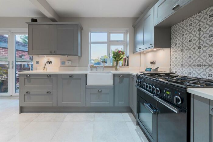 4 Bedroom Semi-Detached House To Rent In Woodhill Rise, Leeds, LS16