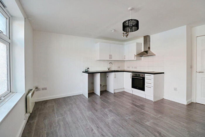 1 Bedroom Flat To Rent In Station Road, Westcliff-on-sea, SS0
