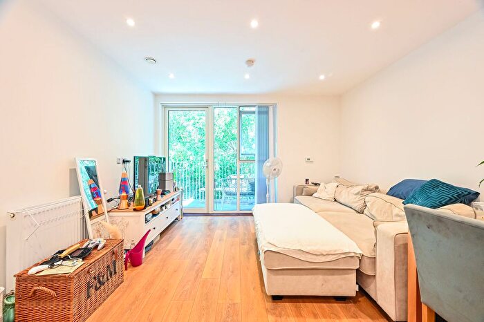 2 Bedroom Flat For Sale In Mahindra Way, Beckton, London, E6