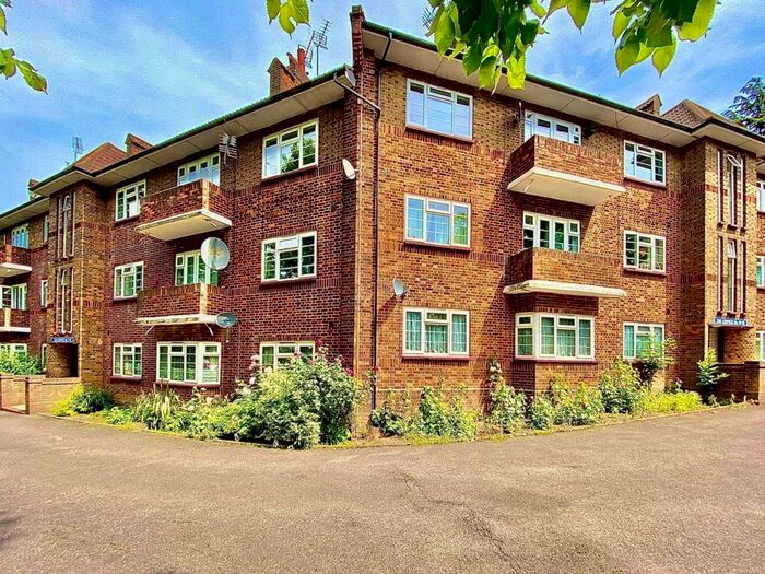 3 Bedroom Flat To Rent In Great North Road, Barnet, EN5