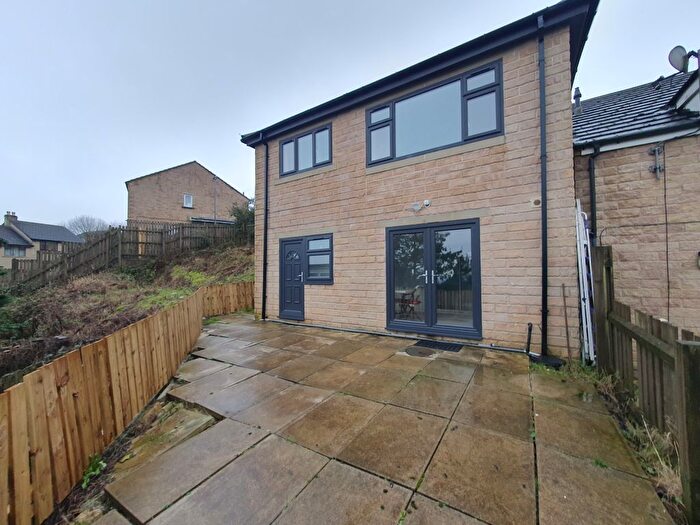 2 Bedroom Flat To Rent In Ascot Drive, Bradford, BD7