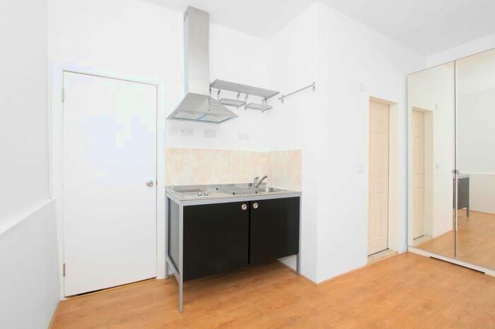 Studio To Rent In Walworth Road, London, SE17