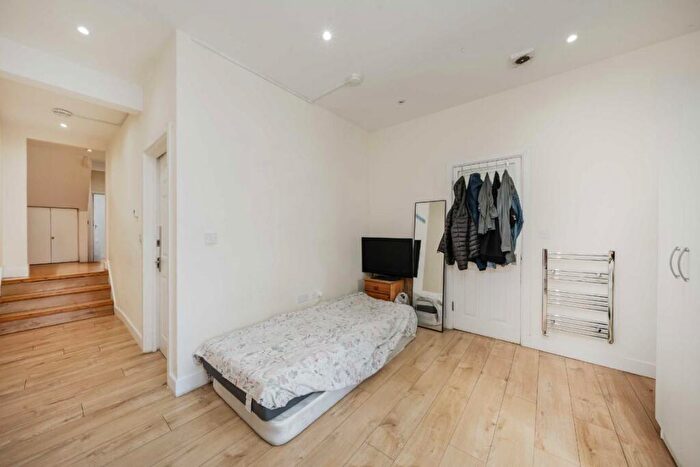 3 Bedroom Flat For Sale In Park Road, London, NW4