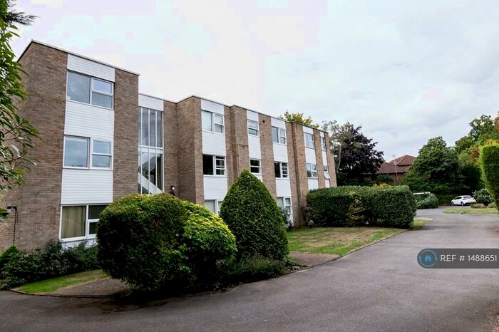 2 Bedroom Flat To Rent In Woodview Court, Weybridge, KT13