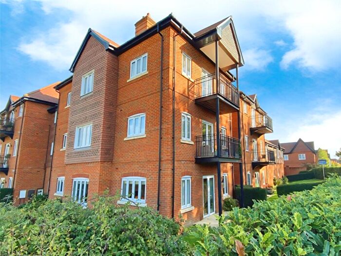 2 Bedroom Apartment For Sale In Hazylwood, Wokingham, Berkshire, RG40