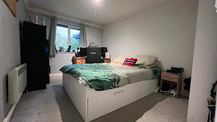 1 Bedroom Apartment For Sale In Fairbairn Close, Purley, Surrey, CR8