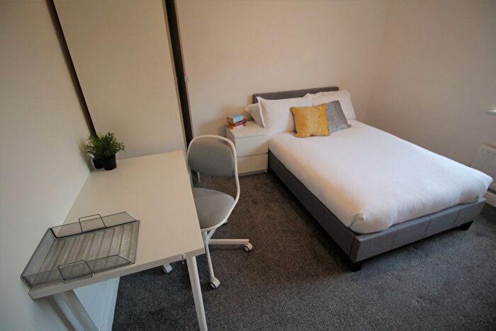 3 Bedroom Flat To Rent In Flat, Clarendon Road, Leeds, LS2