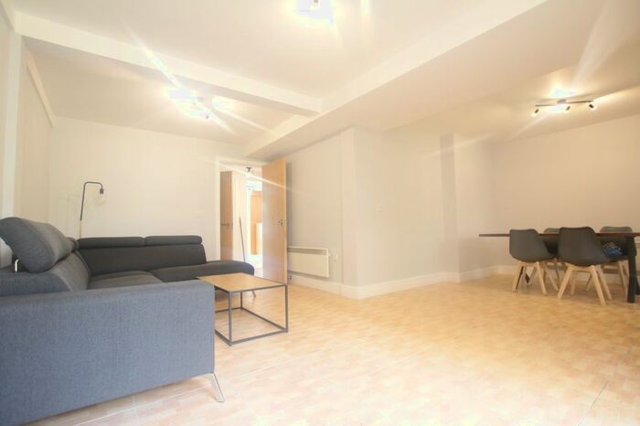2 Bedroom Terraced House To Rent In Long Lane, London, SE1