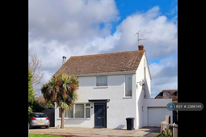 3 Bedroom Detached House To Rent In Chatsworth Avenue, Wokingham, RG41