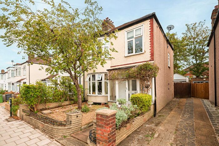 3 Bedroom Semi Detached House For Sale In Dallinger Road, London, SE12