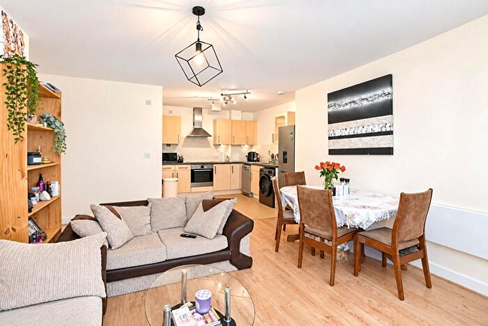 3 Bedroom Flat For Sale In Oakwood Close, London, SE13
