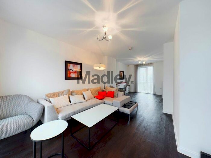 4 Bedroom Town House To Rent In Corner Mead, London, NW9