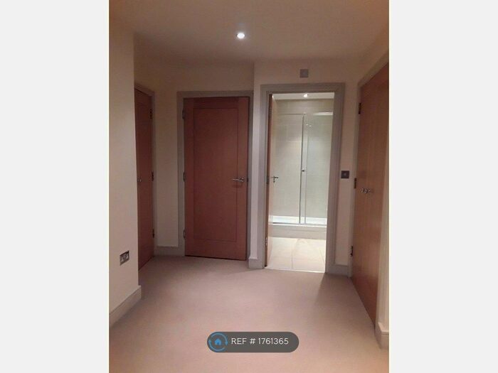 2 Bedroom Flat To Rent In Consero Court, Weybridge, KT13