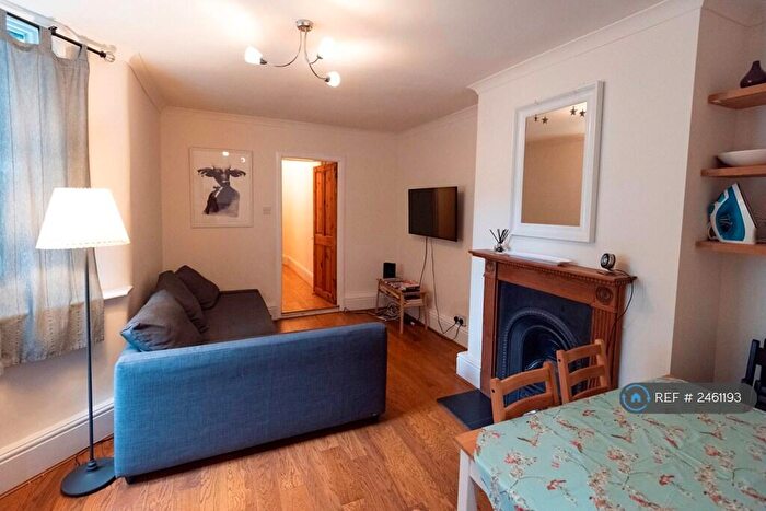 2 Bedroom Flat To Rent In Brook Drive, London, SE11