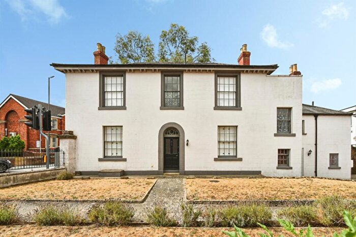 3 Bedroom Detached House For Sale In Bath Road, Swindon, SN1