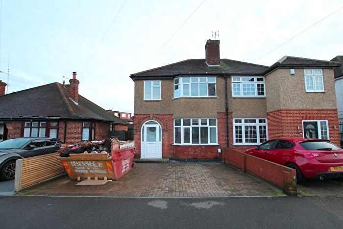 3 Bedroom Semi Detached House To Rent In Middlefield Road, Hoddesdon, EN11