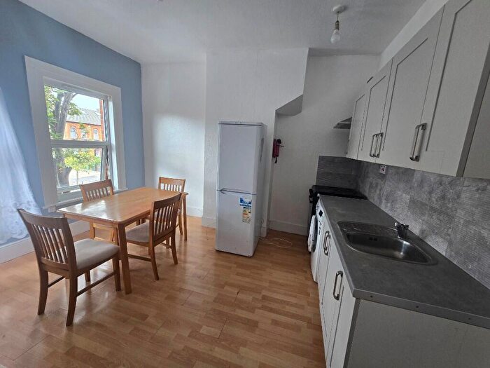 Flat To Rent In York Road, Ilford, London, IG1