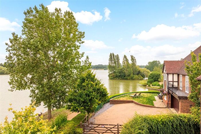 4 Bedroom Detached House For Sale In Luxborough Grove, Furzton, Milton Keynes, Buckinghamshire, MK4