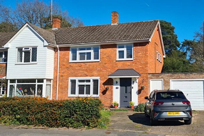 3 Bedroom Semi Detached House For Sale In Primrose Walk, Bracknell, Berkshire, RG12