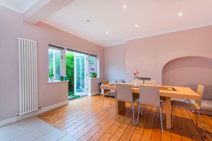 4 Bedroom Semi-Detached House To Rent In Grove Crescent, Kingston, Kingston Upon Thames, KT1