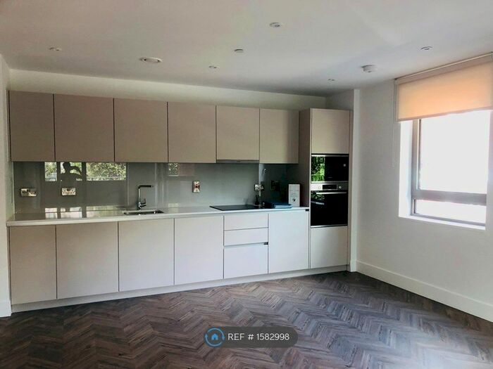 2 Bedroom Flat To Rent In Palladium Court, London, SW2